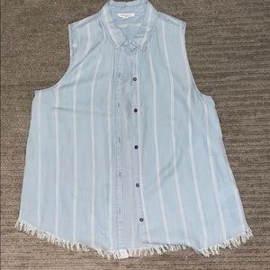 Button-up sleeveless top